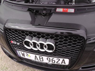AUDI C6 RS6 front grill surround with gloss black vinyl wrap and carbon fibre wrap..JPG