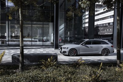 Audi_RS4_Side_Glass.jpg